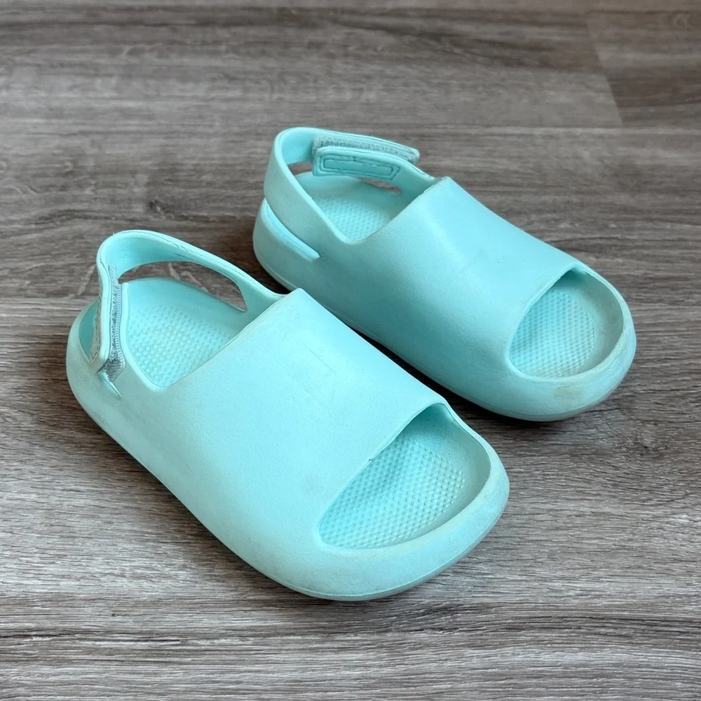 Wonder Nation kids water shoes